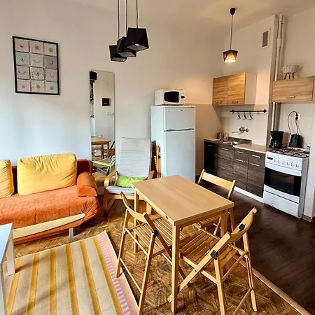 Ohmyhome - Sunny In Center Apartment Warschau
